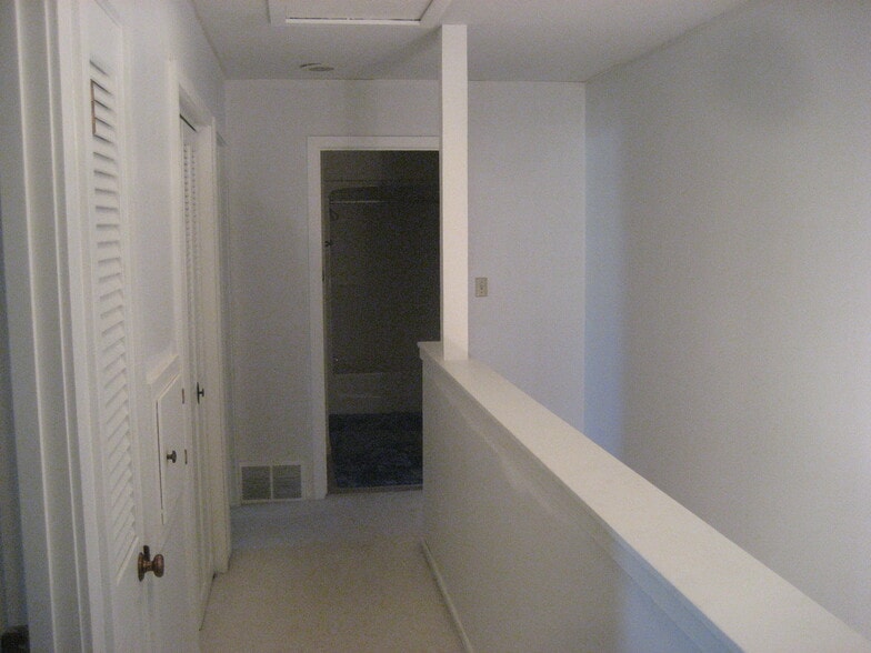 Building Photo - 15240 Marilyn Dr