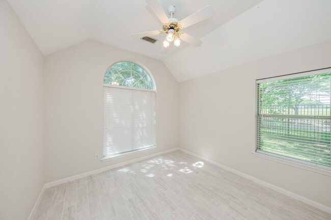 Building Photo - 703 Acacia Pl