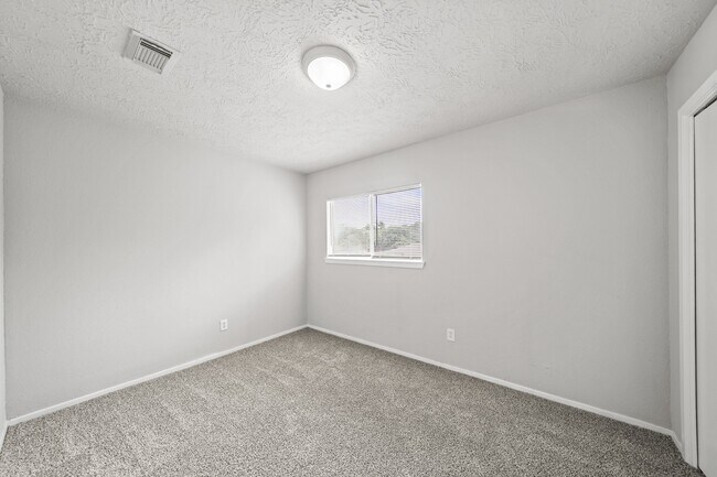 Building Photo - 303 Hearthside Cir