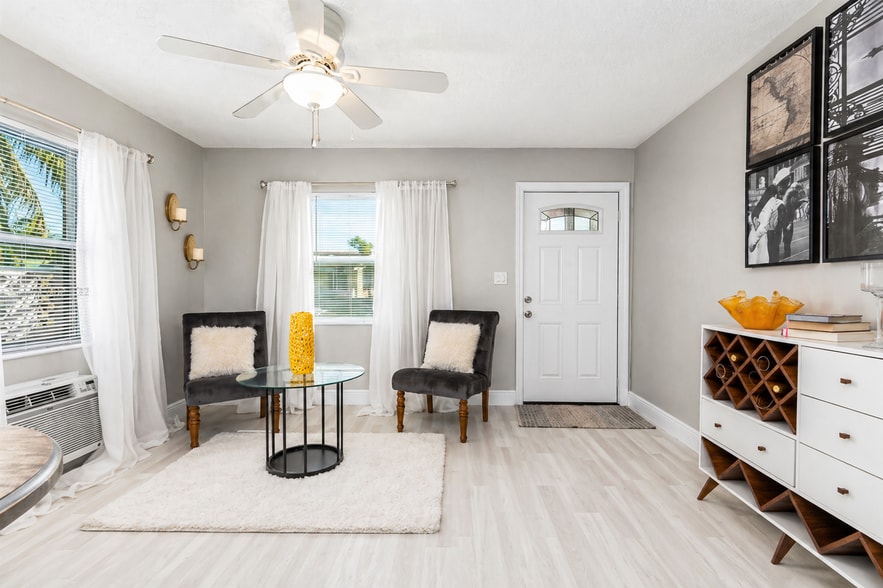 Building Photo - 221 S C St