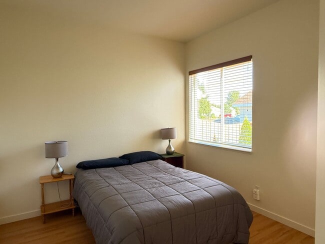 Building Photo - Beautiful 3 Bedrooms, 2 Baths with a 3 Car...