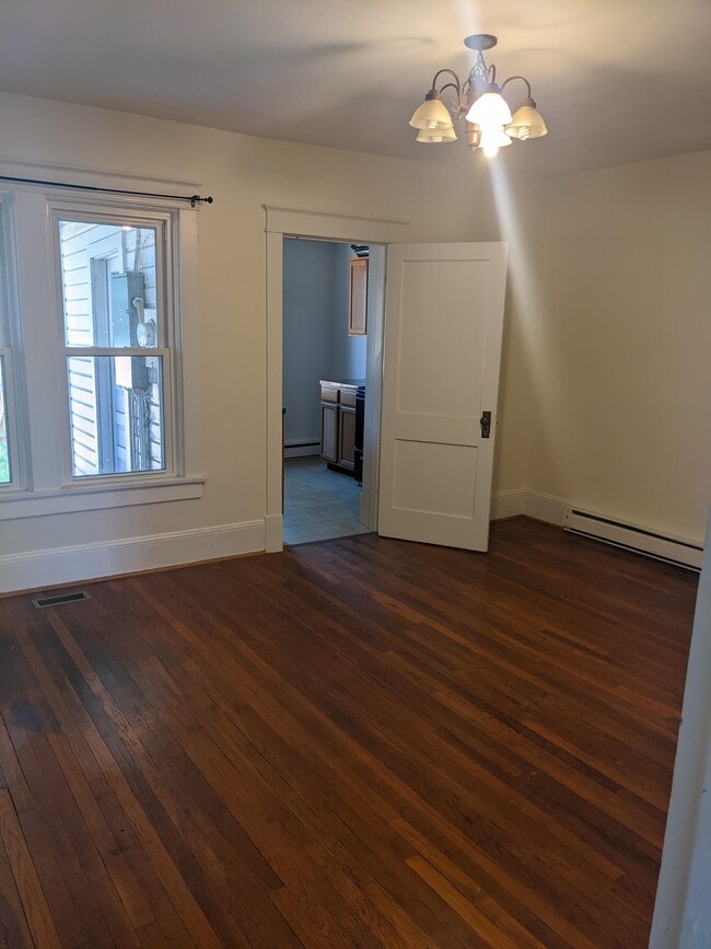 Building Photo - 216 E Fairfax Ln