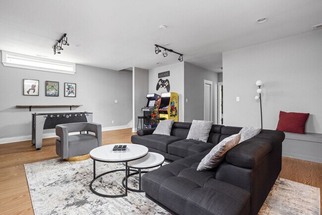 Building Photo - 1616 Pleasant St