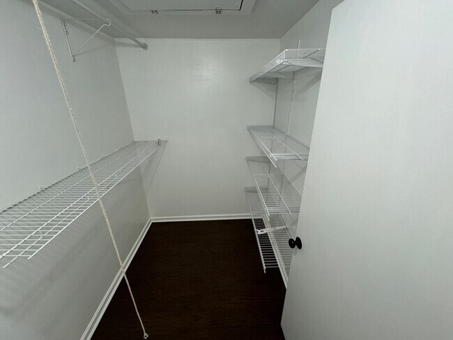 Building Photo - Stunning 2 Bed 2.5 Bath Interior Townhome In Newgate Community