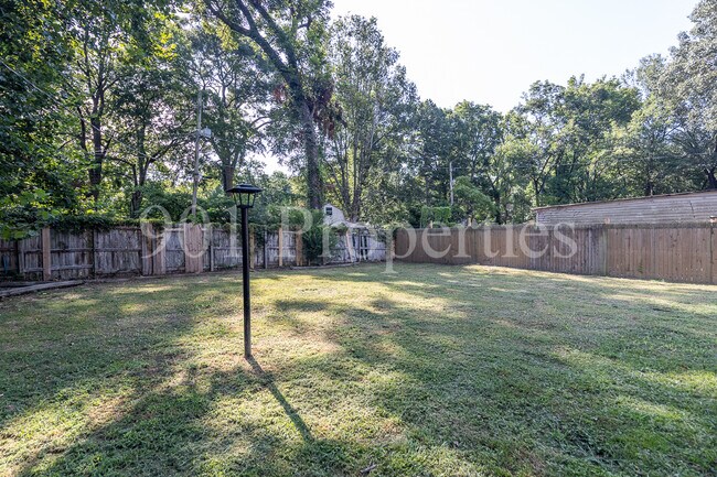 Building Photo - 680 Loeb St