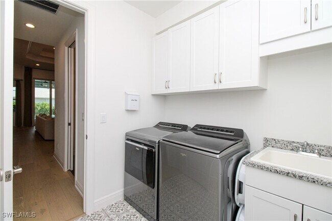 Building Photo - 9241 Cayman Dr