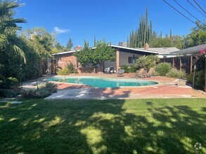 Building Photo - Beautiful Mid Century 3 Bedroom 3.5 Bathro...