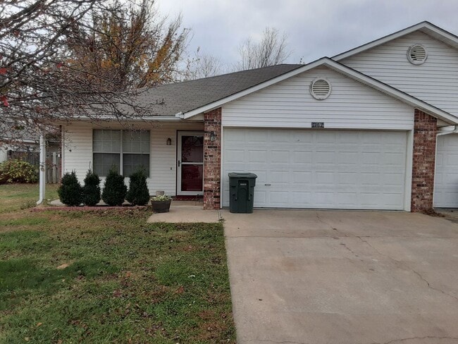 Building Photo - Great Townhouse in West Fayetteville
