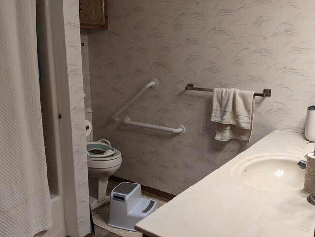 Upper Full Bathroom - 8615 135th St W