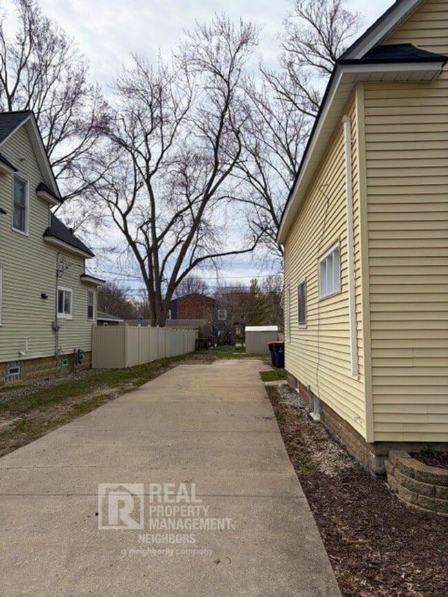 Building Photo - Welcome to Spacious 4 Bedroom, 1 Bathroom Holland Home