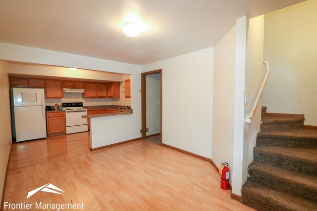 Building Photo - Cozy apartment next to City Park and near ...