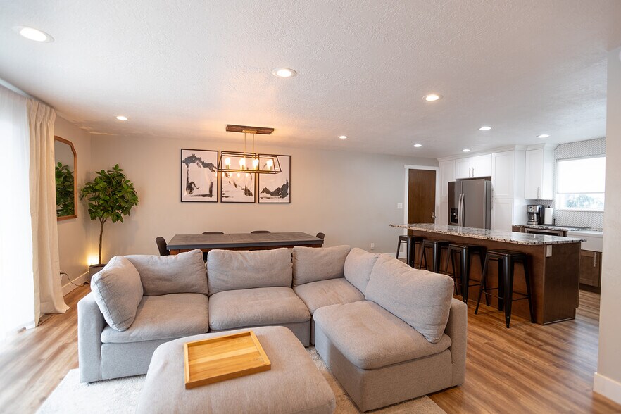 Building Photo - 894 E 840 N