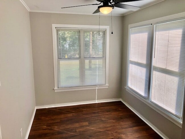 Building Photo - $500 OFF MOVE IN SPECIAL-DESIRABLE BENTON-...