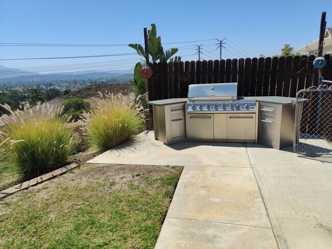 Building Photo - Lovely Thousand Oaks Rental with Expansive Yard and Mountain Views