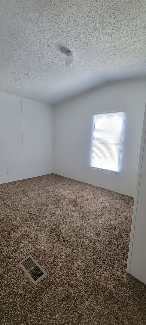 Building Photo - Ready to Move in