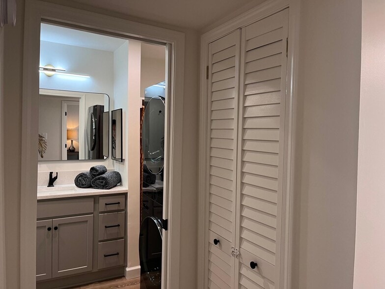 Hall to Bathroom - 3350 Altamont Rd S