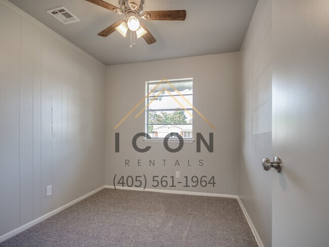Building Photo - 320 E Cedar Ln