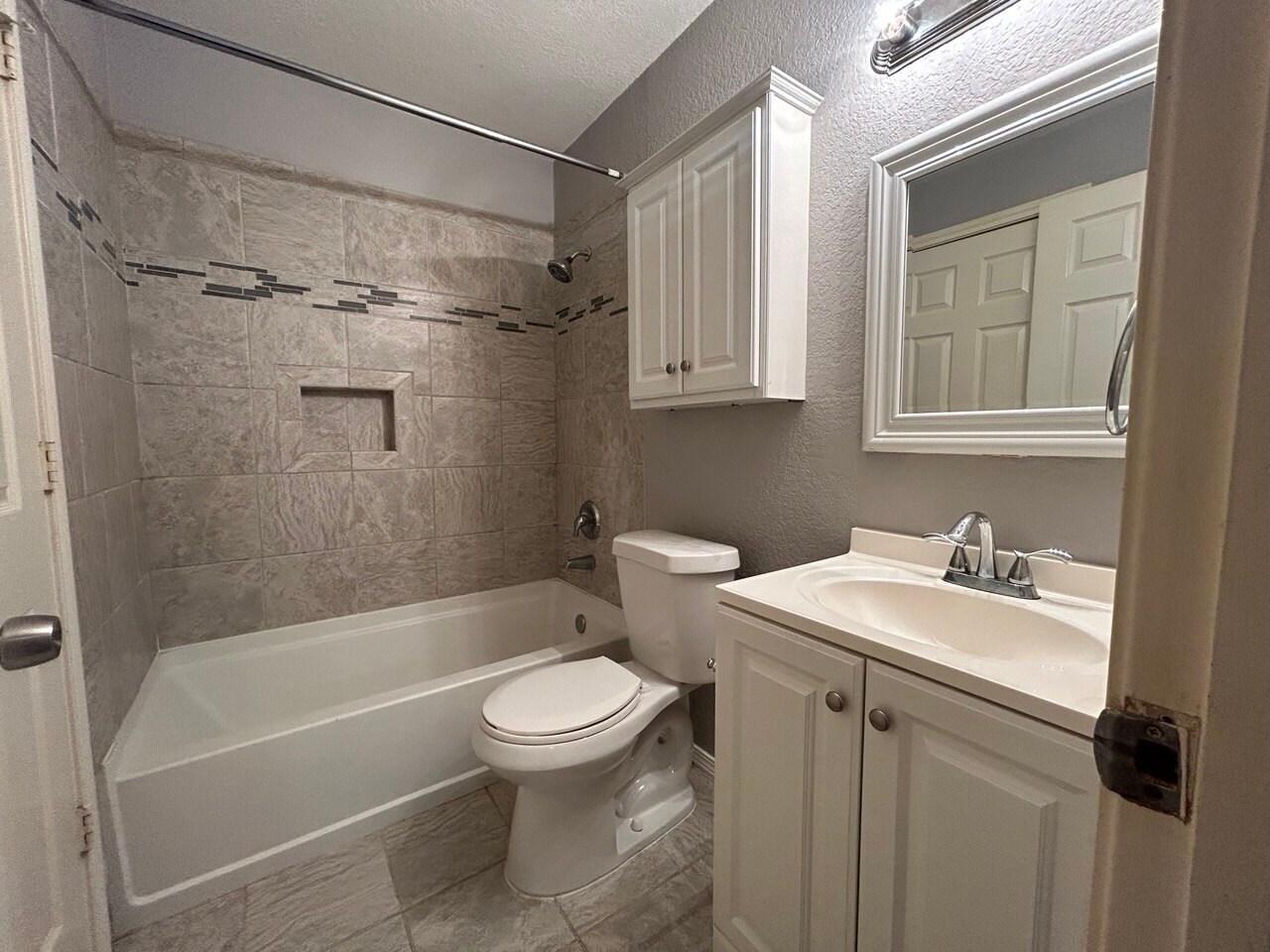 Building Photo - 11106 Bel Air Dr