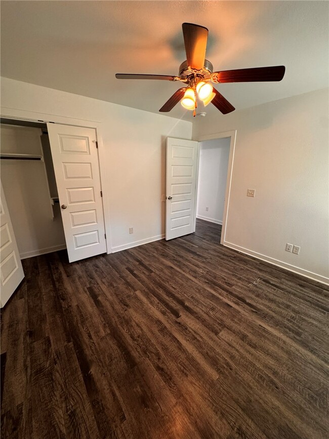 Building Photo - 321 Westbrook Ct