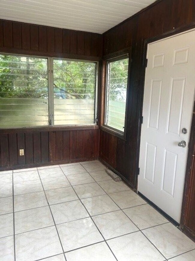 Building Photo - Spacious 2 bedroom 1 bath with sunroom and large yard!!