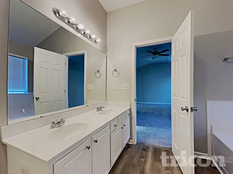 Building Photo - 7929 Village Pass