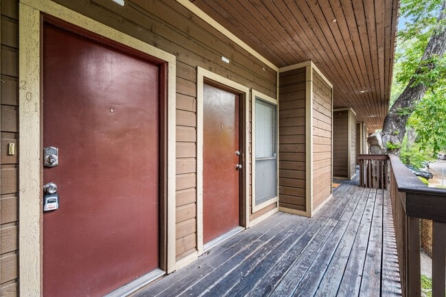 Building Photo - PARK PLACE - ACROSS FROM DKR STADIUM - 1BD / 1BA With Study - WOOD FLOORS - W/D