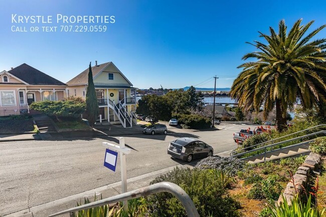 Building Photo - Adorable lower unit, one block from the water