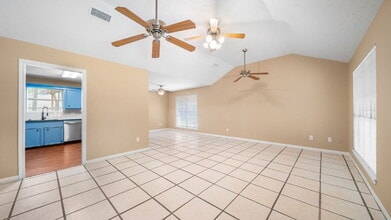 Building Photo - Welcome to this delightful 3-bedroom, 2-bathroom home. Perfectly situated this residence offers f...