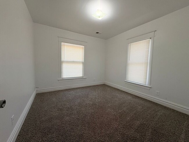 Building Photo - 523 W Maple Ave