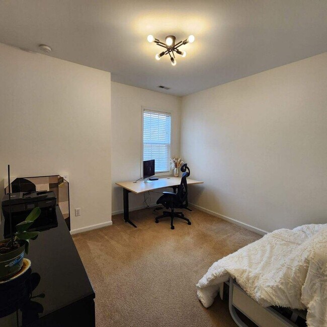 Building Photo - Stunning 3BD, 2.5BA Raleigh Townhome with a 1-Car Garage and Premier HOA Amenities