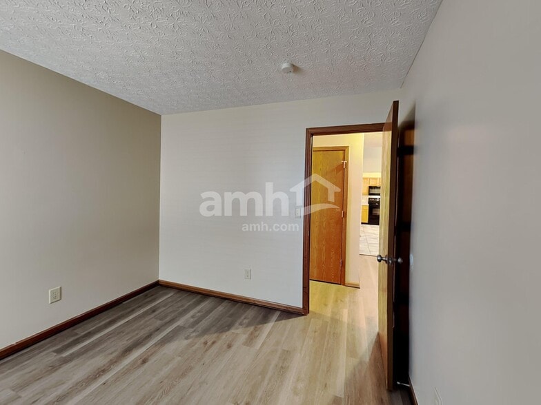 Building Photo - 4842 Ballentine Dr