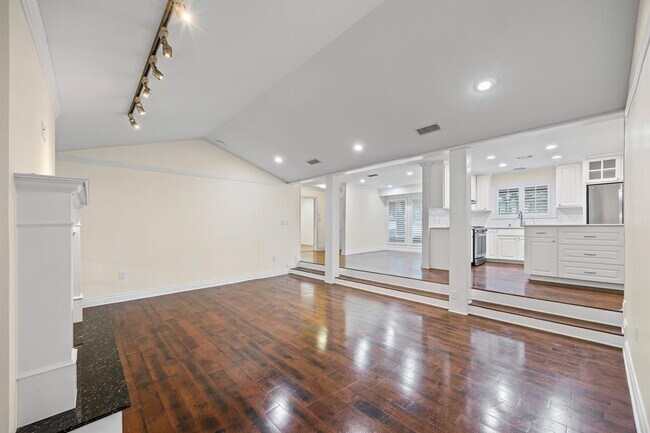 Building Photo - 7103 Mesa Dr