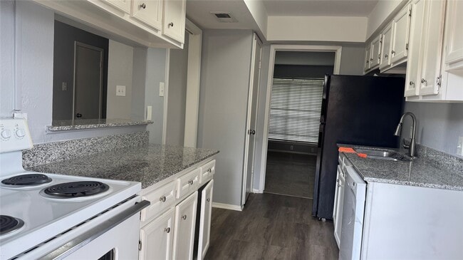 Building Photo - 7925 Grove Ridge Dr