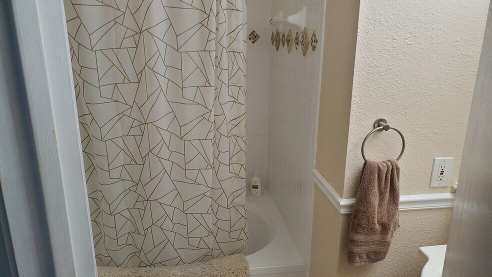 Nice bathroom tub and shower - 115 112th Ave NE