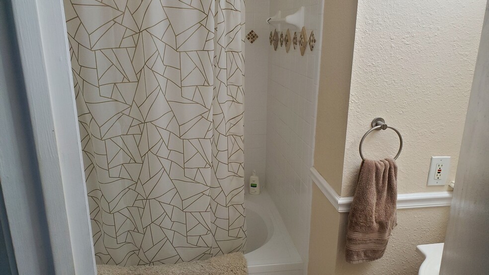 Nice bathroom tub and shower - 115 112th Ave NE