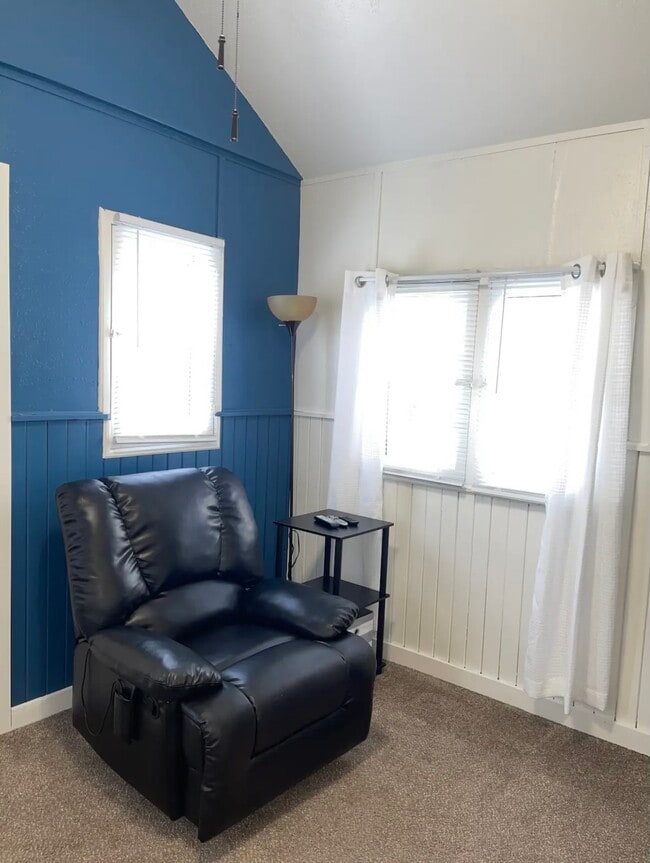 Building Photo - 106 15th Ave S