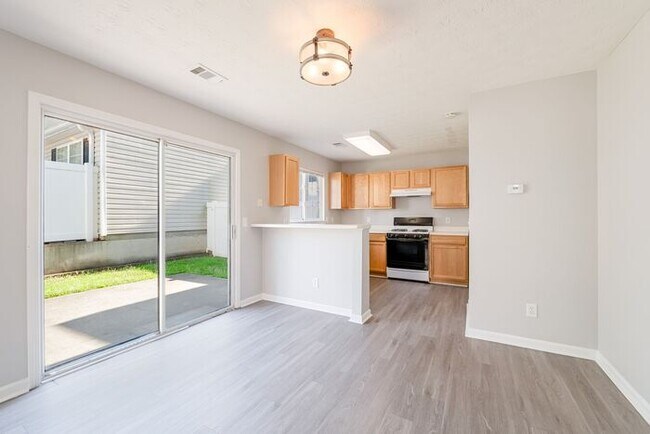 Building Photo - 641 W Oaks Dr