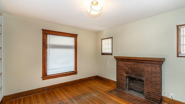 Building Photo - 823 Dewey Ave