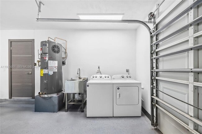 Building Photo - 218 SE 2nd St