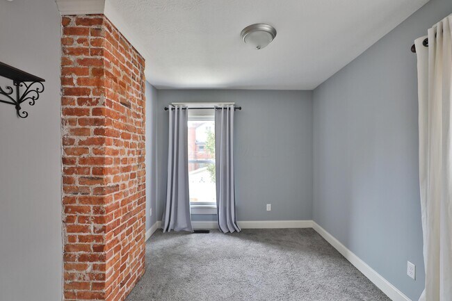 Building Photo - 693 Wilson Ave