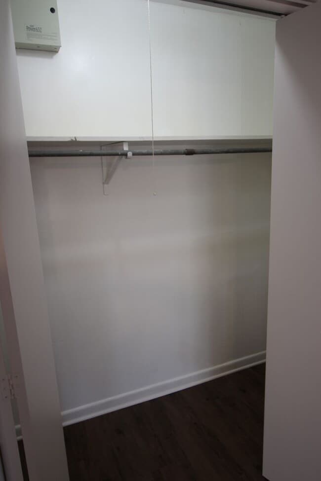 Building Photo - 1424 E Houston St