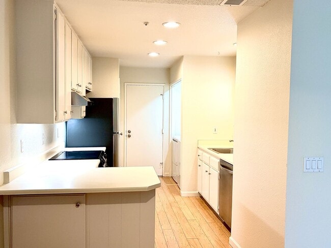 Building Photo - House like 2bed/1.5 Bath Condo with Spacious Corner Yard and 2 Car Garage