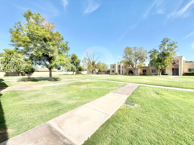 Building Photo - 2113 E Dunbar Dr