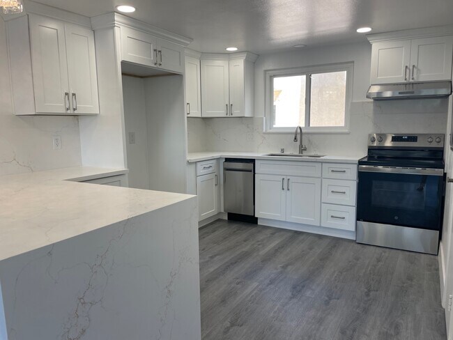 Building Photo - 323 S Broadway