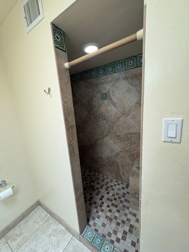 Building Photo - Convenient location in Midvale Park Close to all your needs