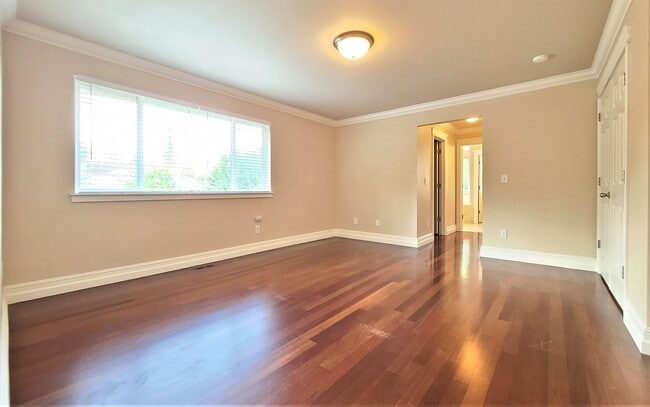 Building Photo - Luxurious 4 Bed/2.5 Bath Lynnwood Home - Available Now!