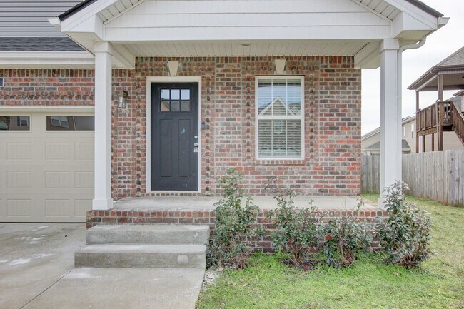 Building Photo - Fresh and so Clean Clean Close to Everything!