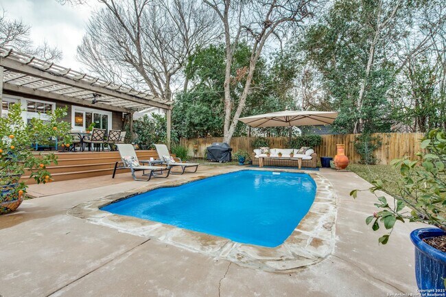 Building Photo - STUNNING 3-BEDROOM HOME WITH POOL IN ALAMO HEIGHTS
