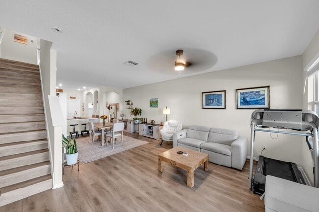 Building Photo - 736 Royal Empress Dr