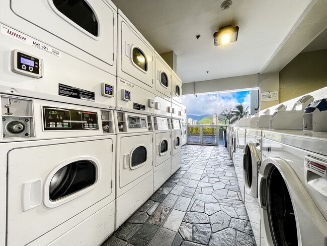 Building Photo - Fully Furnished Studio! Waikiki!